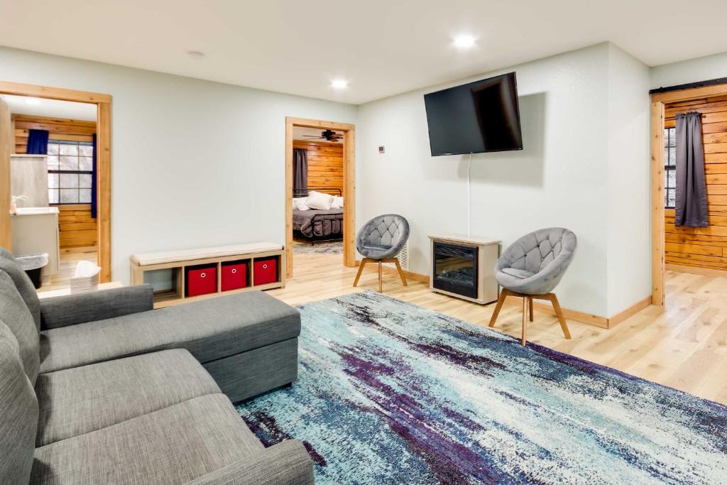 Pineville House | Tranquil Creekside Hideout: Families Welcome!
