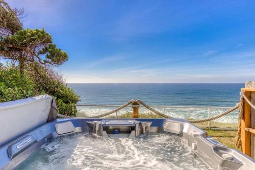 Lincoln City House | Tranquil Edge Retreat - Oceanfront house w hottub