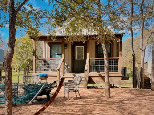 Seguin House | Tranquil Family Vacation by a Creek: Luxury Tented Cabin in Seguin, Texas