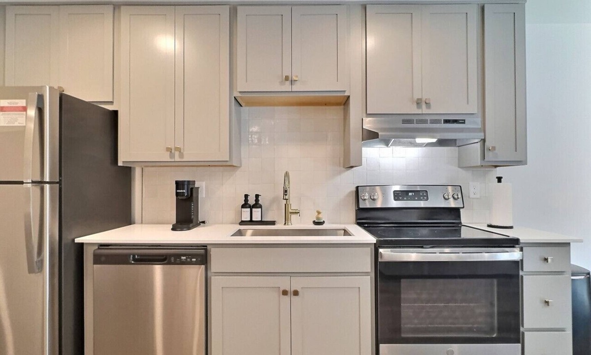 Redmont Park Apartment | Tranquil Getaway w/Pool & Extra Large Balcony