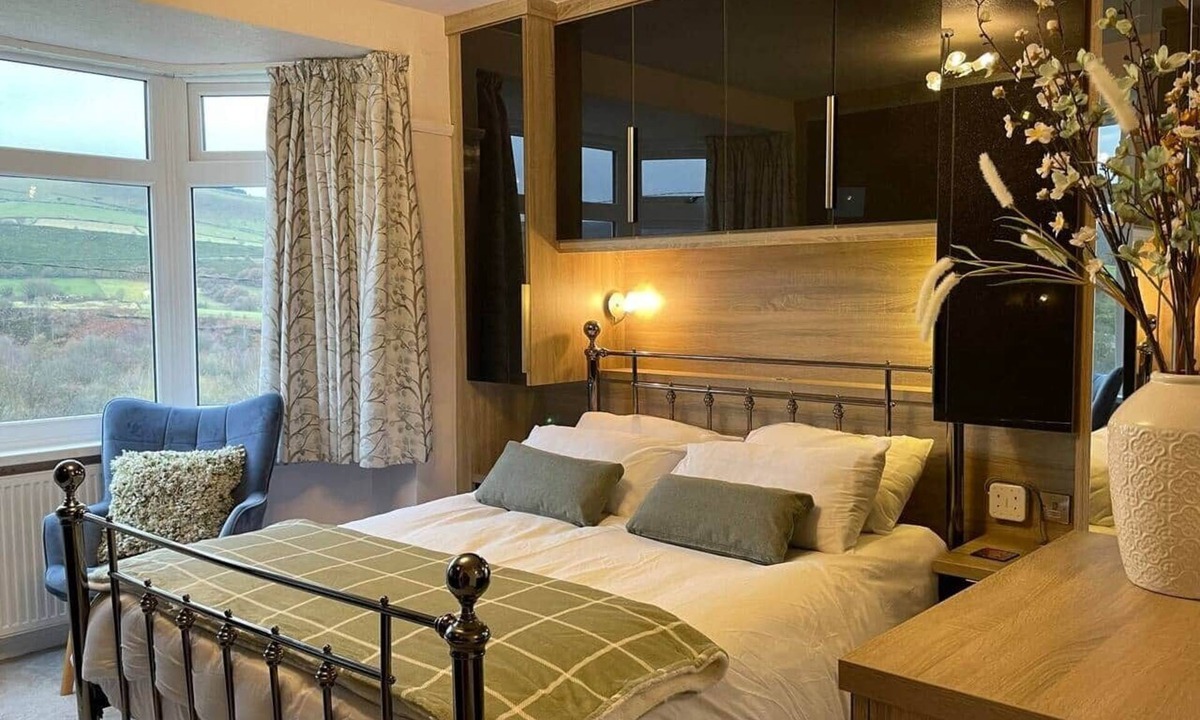 Padfield House | Tranquil Glossop Retreat - Pets Welcome