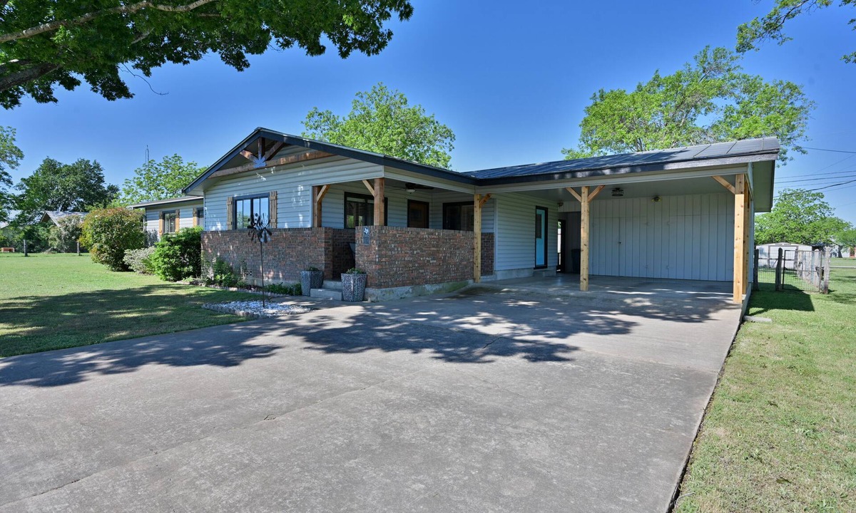 Stonewall House | Tranquil Hill Country Escape: Pet-Friendly, Near Wineries, & Stellar Stargazing!