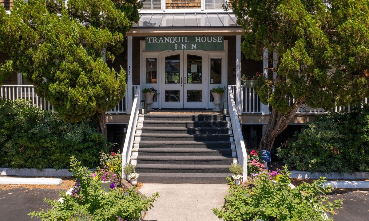 Historic Downtown Manteo Hotel | Tranquil House Inn