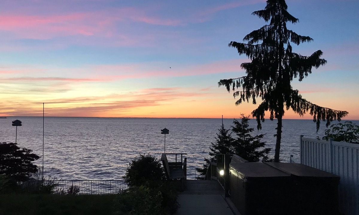 Virgil House | Tranquil Lake Front Home In NOTL with Hot Tub, Long-Term Stays