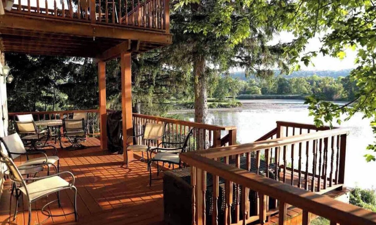 Jamesville House | Tranquil lake home