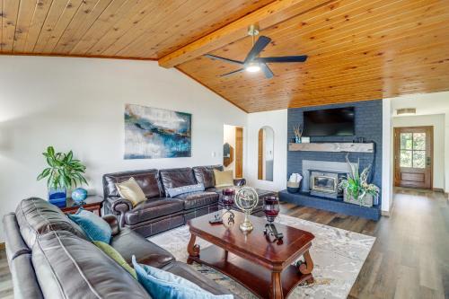 Higden House | Tranquil Lakefront Greers Ferry Escape w/Fire Pit