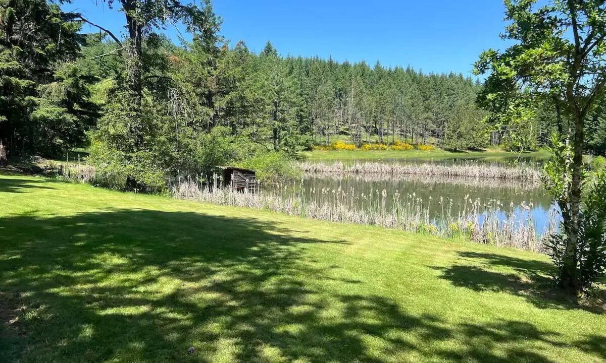 Corvallis House | Tranquil Lakeside Homenn