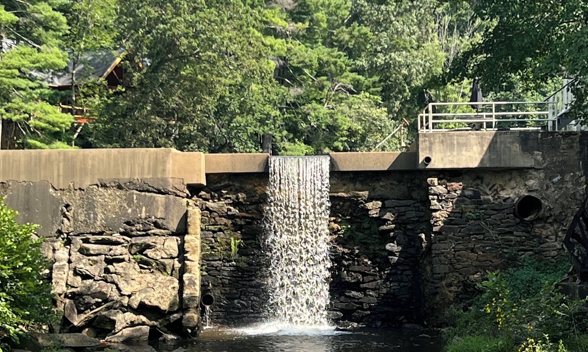 Flat Rock Condo | Tranquil Lakeside Waterfall Retreat-Leaf Season Is Here