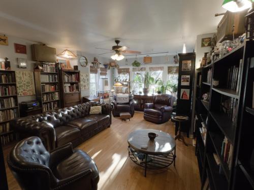 Albany Park Apartment | Tranquil Library 2brm 1bath private eclectic apt at Solar Lodge