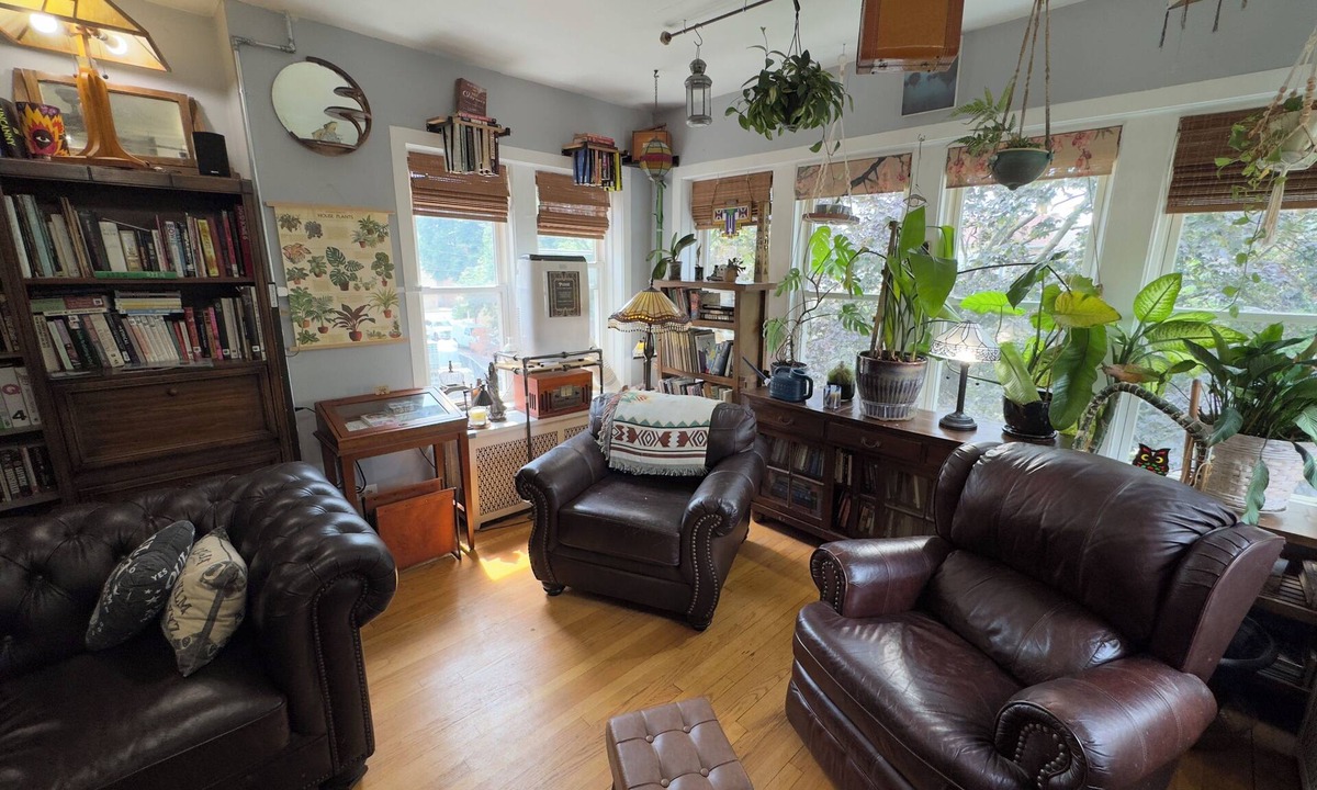 Albany Park Apartment | Tranquil Library near Brown Line 2 bed 1 bath vintage private unit @ Solar Lodge