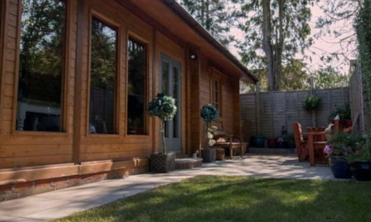 Cannards Grave Cabin | Tranquil log Cabin With Private Garden
