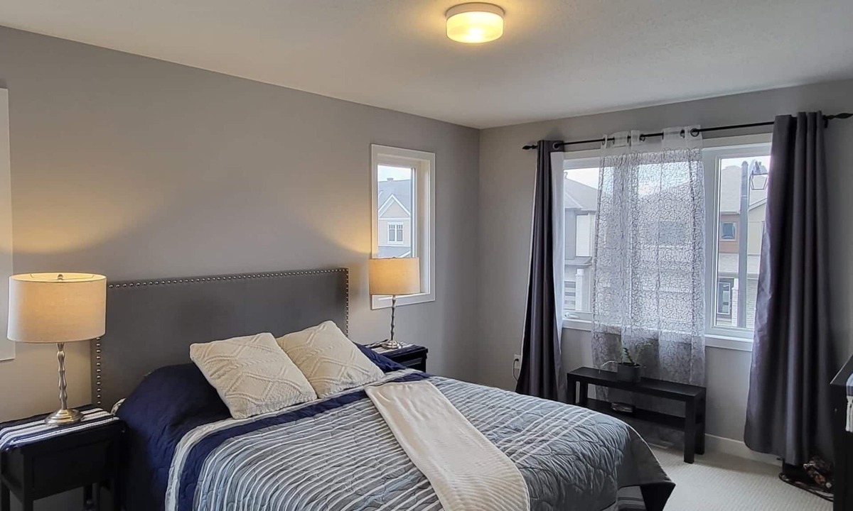 Munster Hamlet - Richmond House | Tranquil lovely townhome in Ottawa, Modern & bright + dedicated office area.