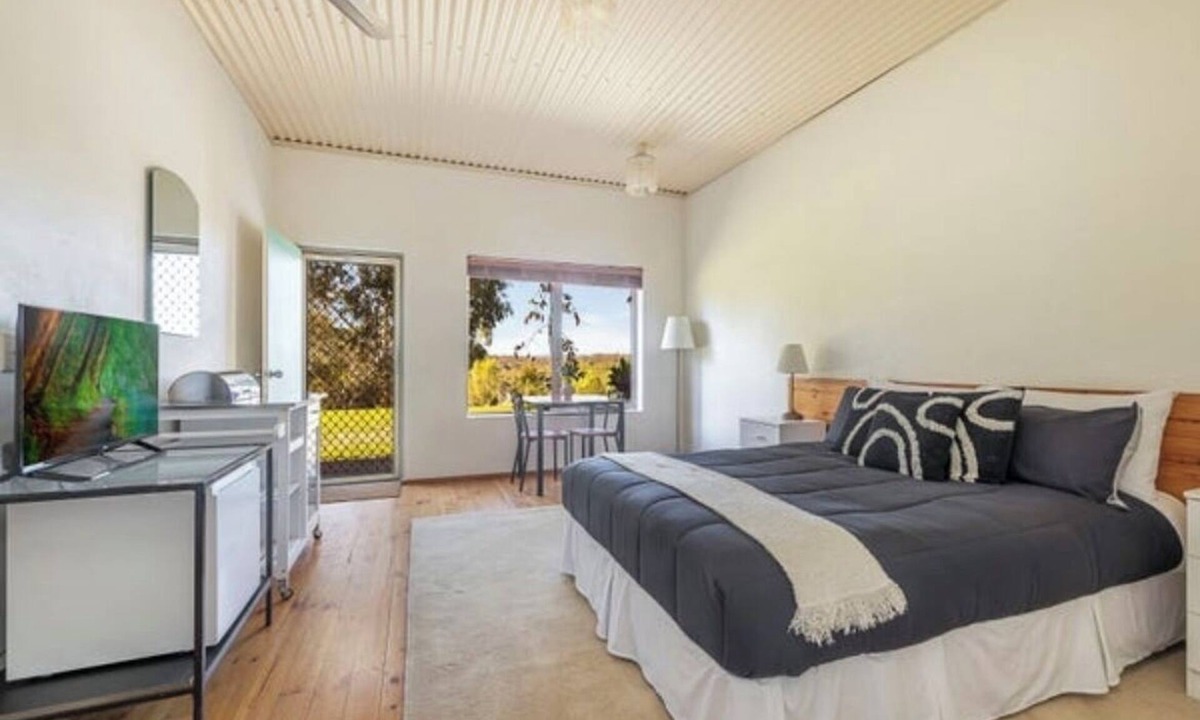 Clare And Gilbert Valleys Council House | Tranquil motel style large room.