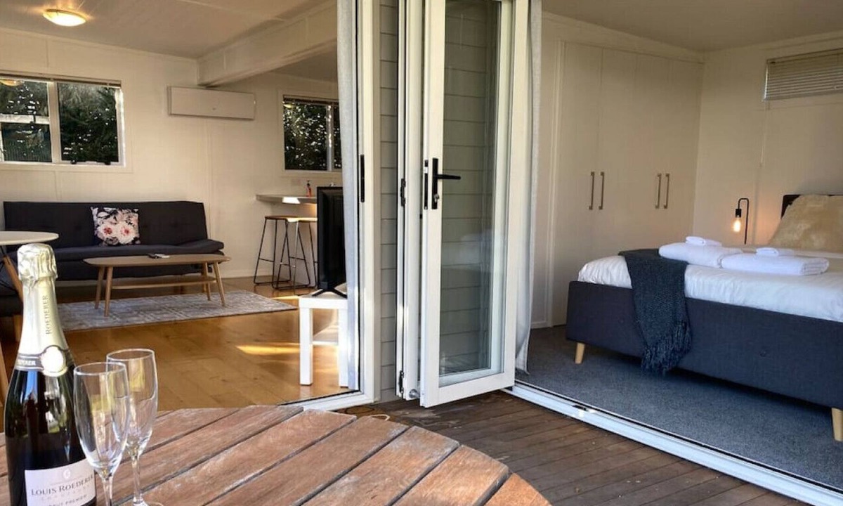 Mount Eden House | Tranquil Nest Escape with deck and garden