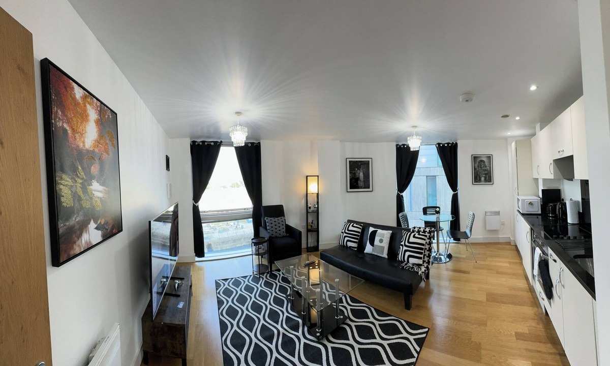 Chatham Apartment | Tranquil Oasis surrounded by restaurants, shops, bars, and a multiplex cinema.