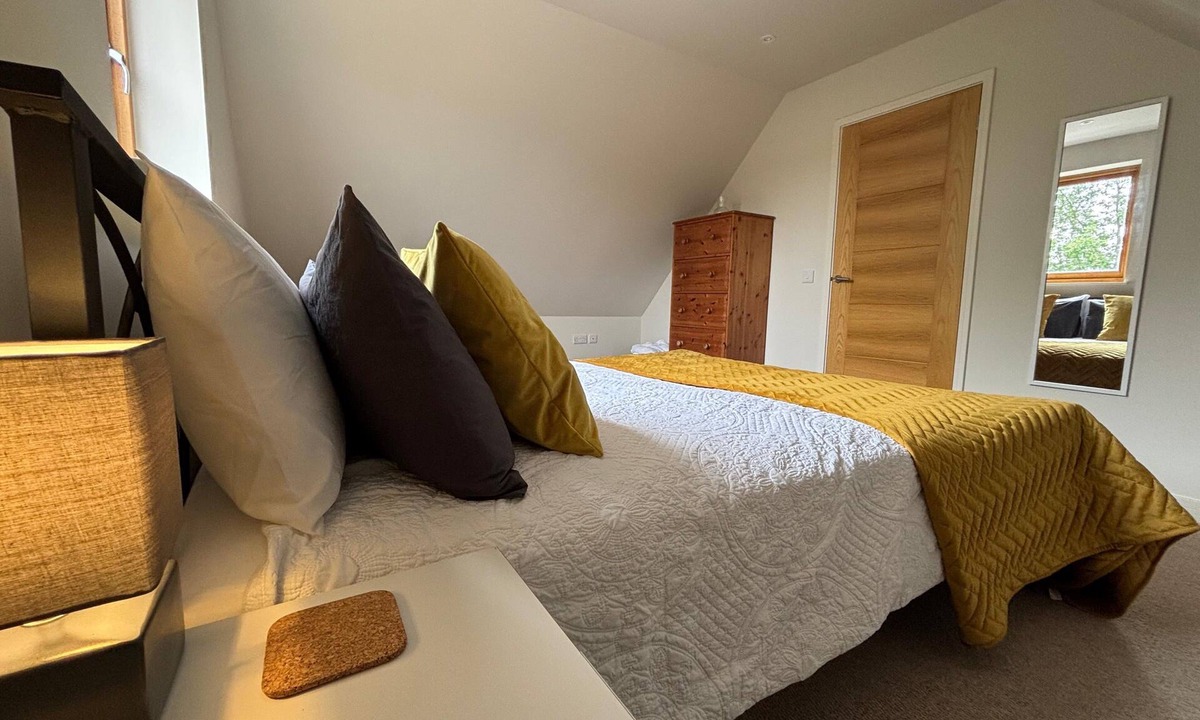 Bulmer Apartment | Tranquil Pond View Loft Retreat in Sudbury