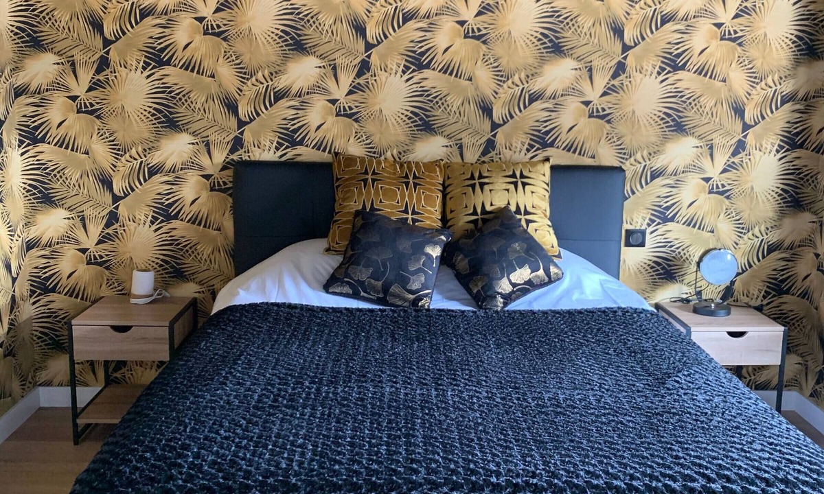 Montfort-le-Gesnois Cottage | Tranquil Retreat: Heated Pool, Near Le Mans, Fully Equipped, 5 Private Baths, Free Wi-Fi & Parking