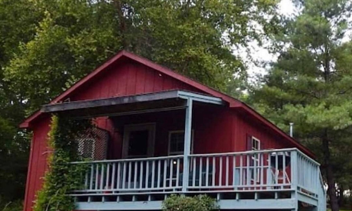 Savanna Cabin | Tranquil red cabin at River Rail Retreats at palisades