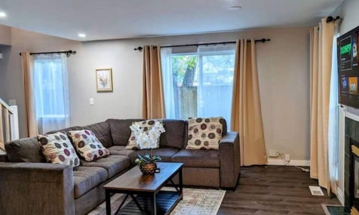 Hillsboro House | Tranquil Retreat with Hot Tub