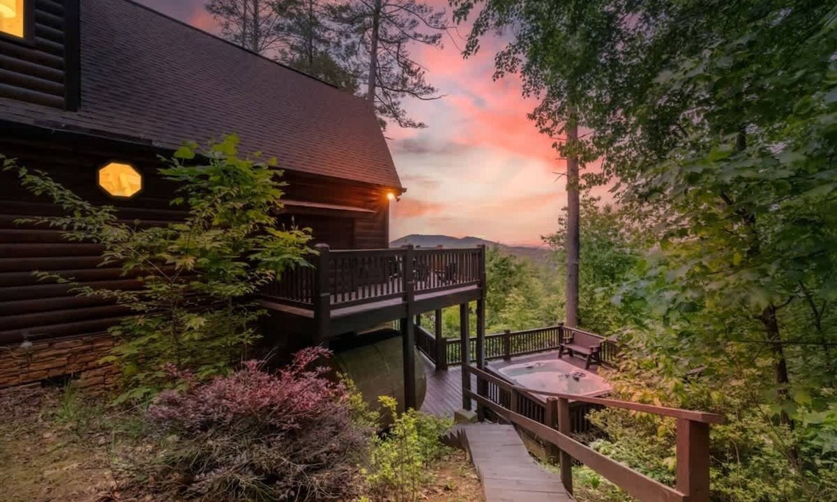Epworth Cabin | Tranquil Ridge- View, pet friendly, hot tub, sauna