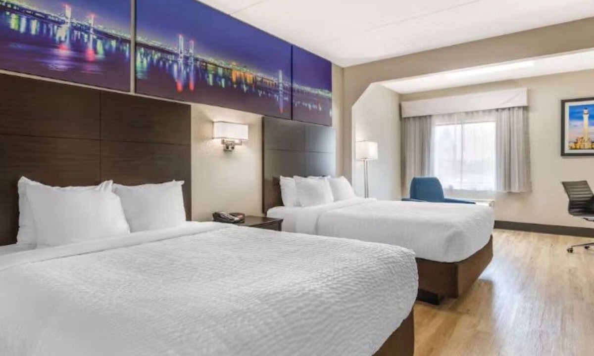 Jeffersontown Hotel | Tranquil Stay near E.P. Tom Sawyer State Park | Free Breakfast & Indoor Pool