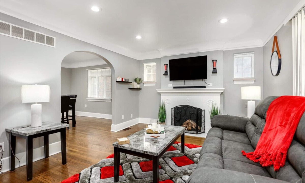 Grosse Pointe Apartment | Tranquil, Stylish & Comfy - Queen Beds