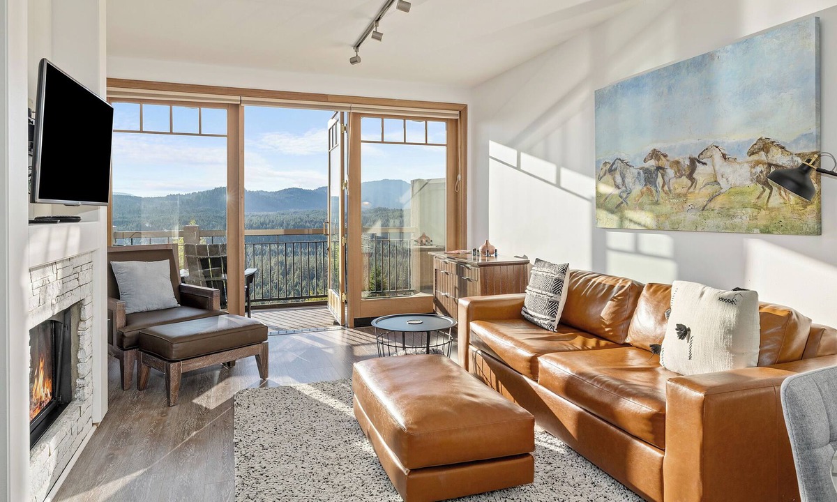 Cle Elum Condo | Tranquil Suncadia Lodge with Fireplace, Mountain Views and Pool Hot Tub