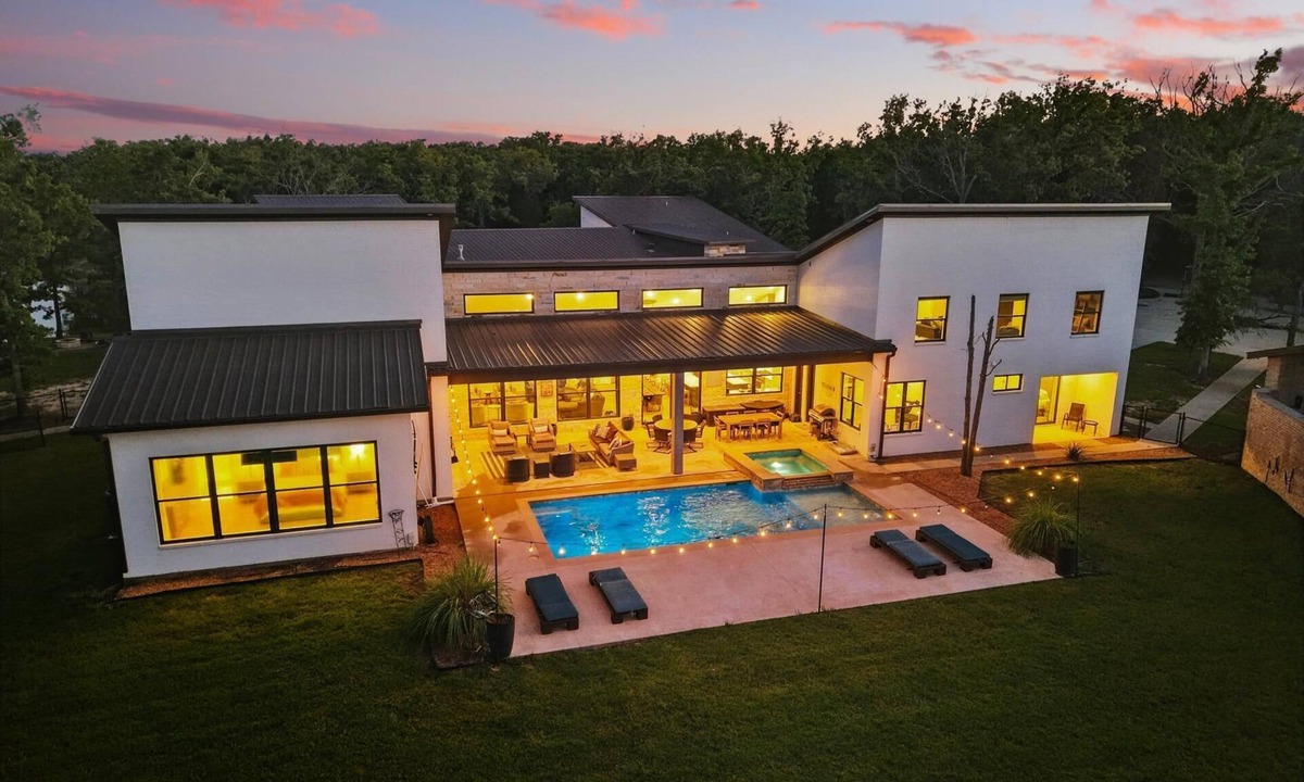 Malakoff House | Tranquil Tides: Lake Front- Pool & Hot Tub