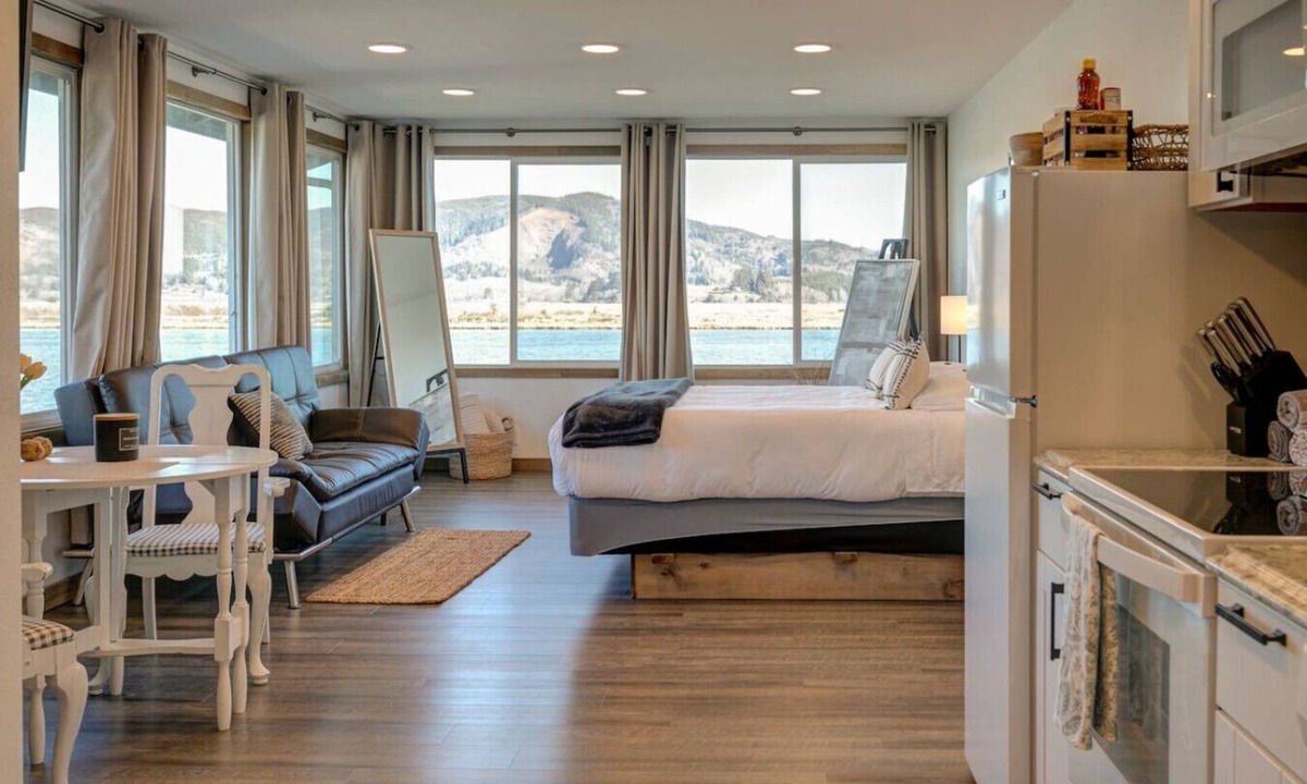 South Bend Apartment | Tranquil Tides - private studio suite on river