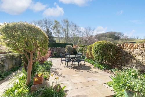 Cheltenham House | Tranquil Two Bedroom Home on Leckhampton Hill