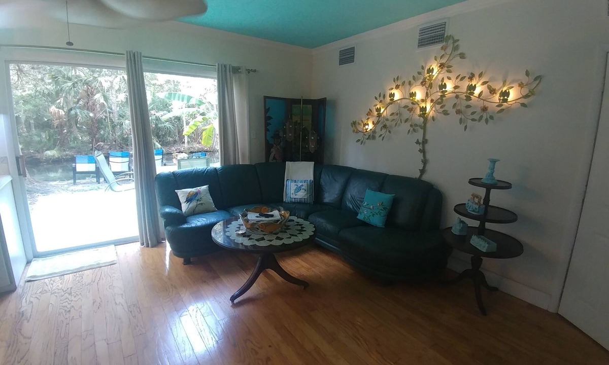 Homosassa Cottage | Tranquil Waterfront Cottage. 1 Bedroom, 1 Bathroom. Sleeps 2