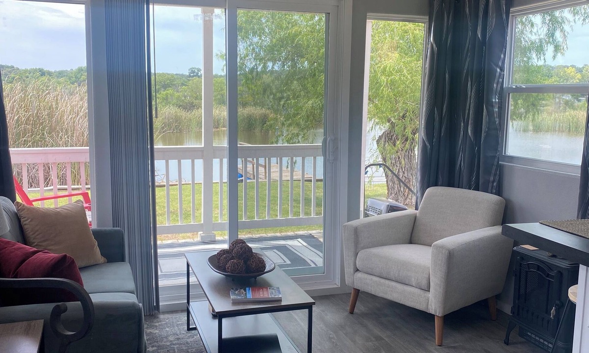 Dennis House | Tranquil Waterfront Casita