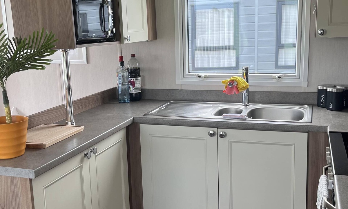 Winestead Cabin | Tranquil Waterside Lodge in Tunstall