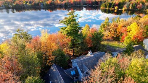 Pocono Summit House | Tranquil Waterside by AvantStay Lakefront Dock Game Room Views