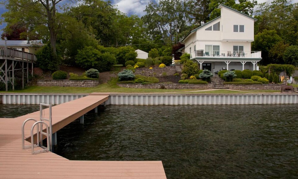 Oaks Corners Cottage | Tranquility:"Close to Downtown Geneva + Seneca Lake Wine Trail Retreat!"