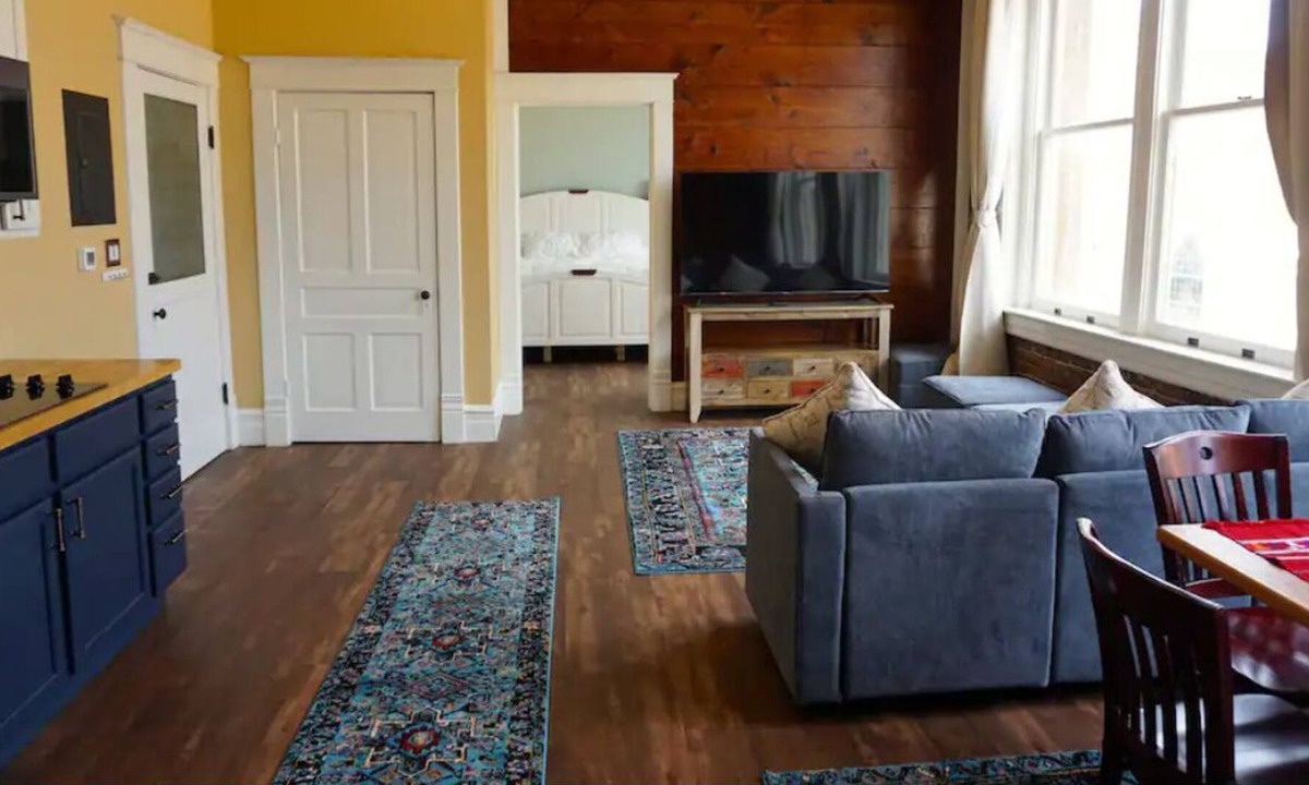 Palestine House | Travel in Comfort- The Hidden Gem of Downtown PTX