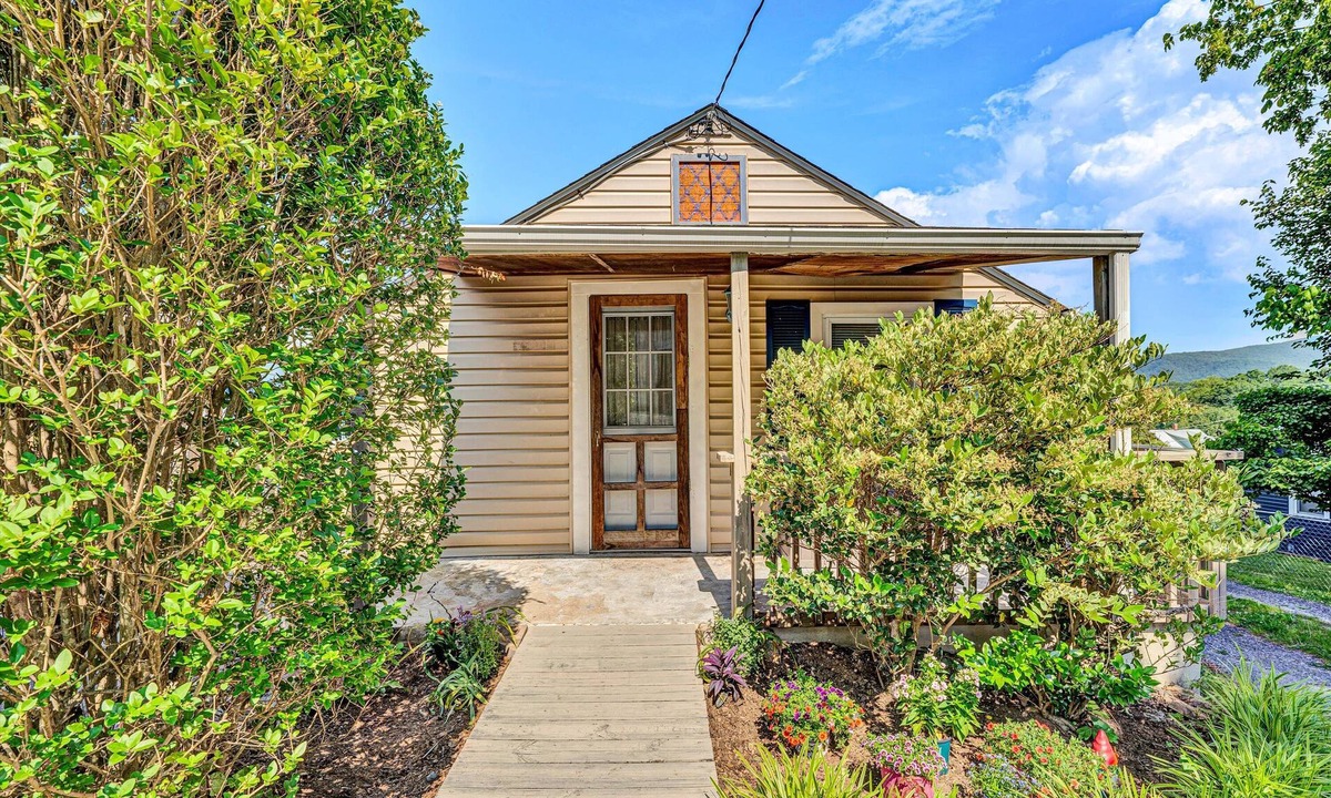 Roanoke Cottage | Travel Nurse? Med Resident? Rural Cottage 3 miles from Roanoke Memorial Hospital