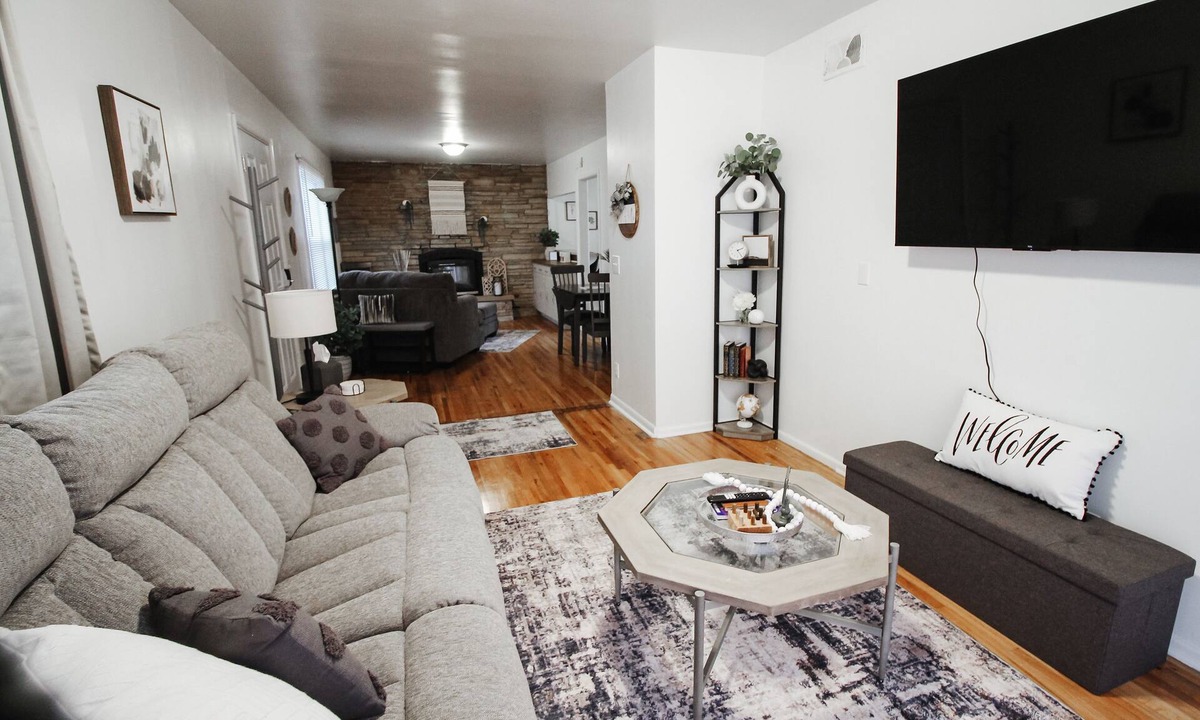Wichita House | Travel Nurse Oasis W/Home Gym + Washer and Dryer!