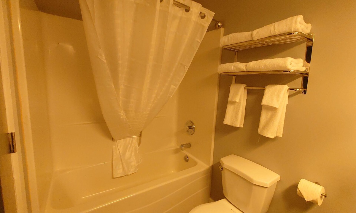 Kenora Hotel | Traveler's Inn