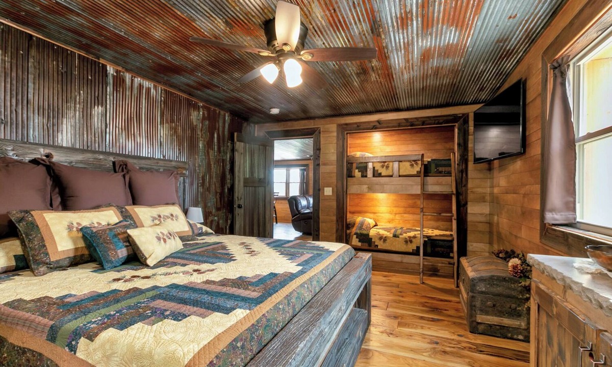 Grandview Plaza Apartment | Traveler Suite – Rustic 2 Bed, 2 Bath Apt, King Beds!