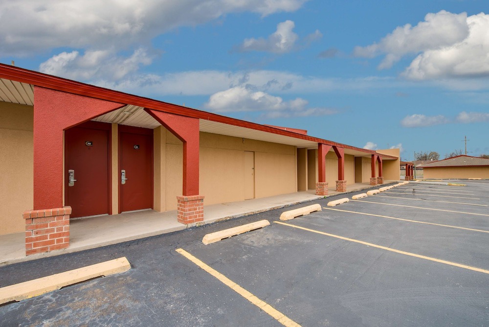 Midwest City Hotel | Travelers Inn Midwest City