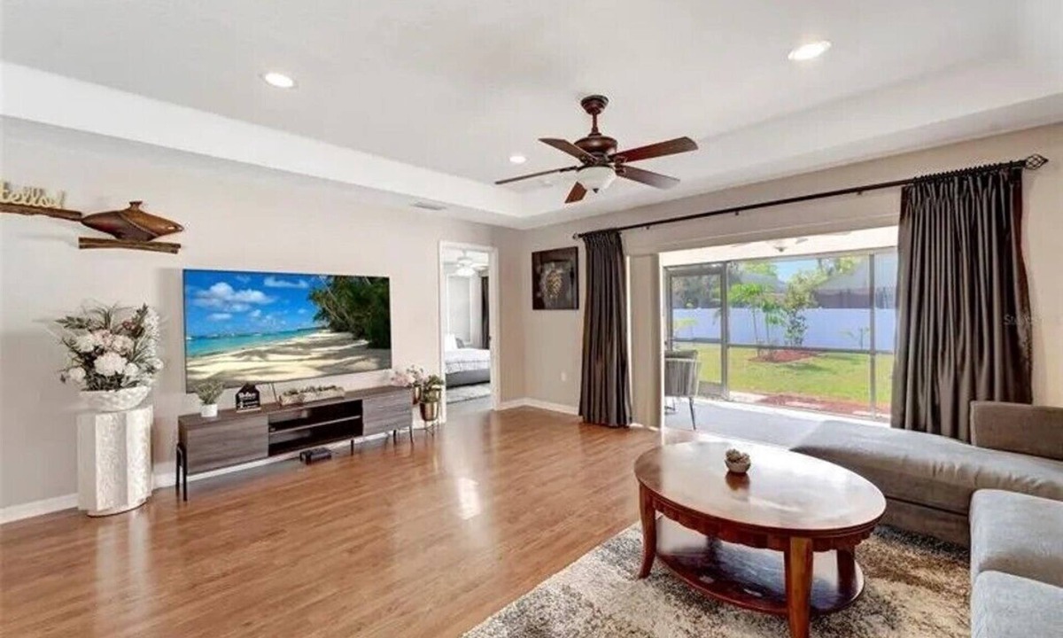 Fruitville House | Traveling professionals no cleaning fee, beach essentials, stocked kitchen