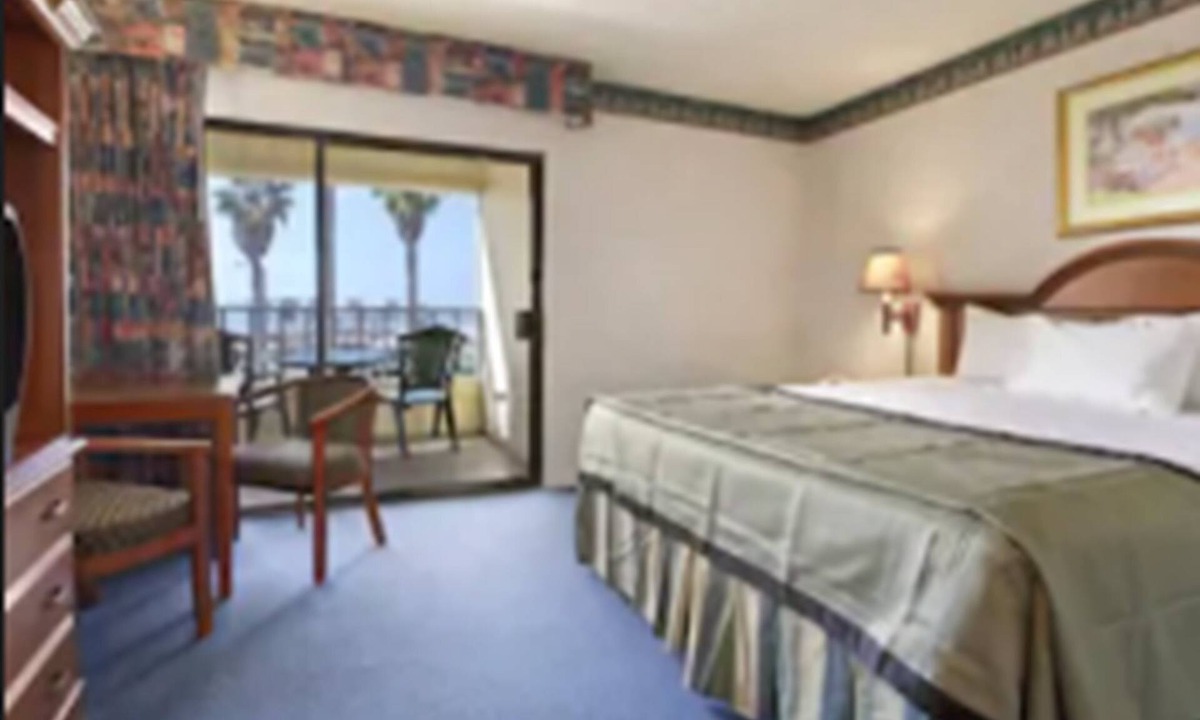 Sunset Beach Hotel | Travelodge by Wyndham Ocean Front