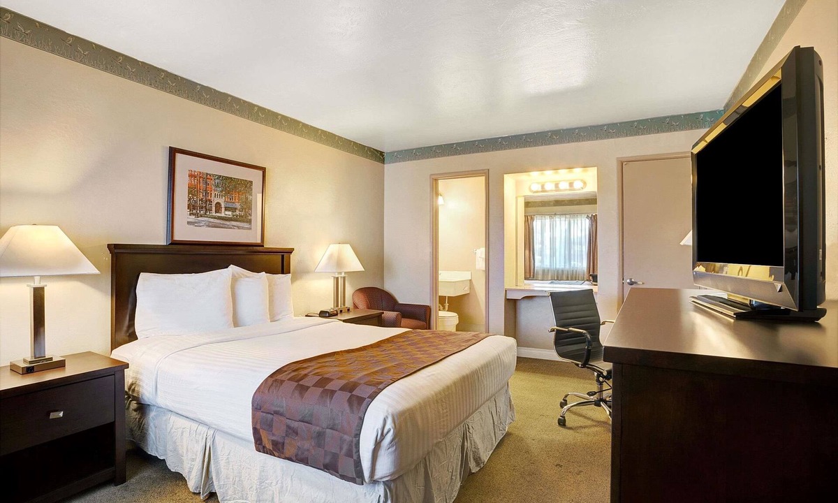 Port Gardner Hotel | Travelodge by Wyndham Everett City Center