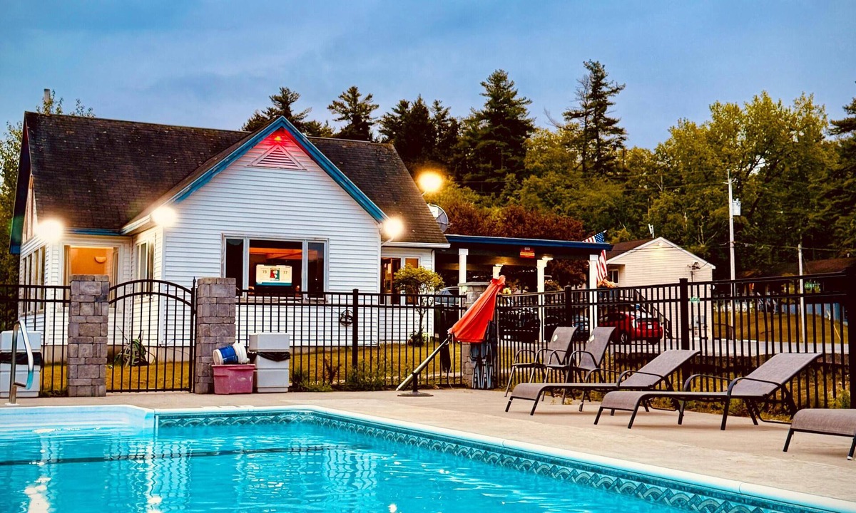 Lake George Hotel | Travelodge by Wyndham Lake George NY