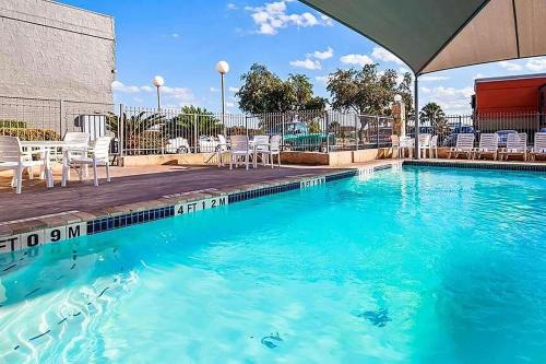San Antonio Hotel | Travelodge by Wyndham San Antonio Downtown Northeast