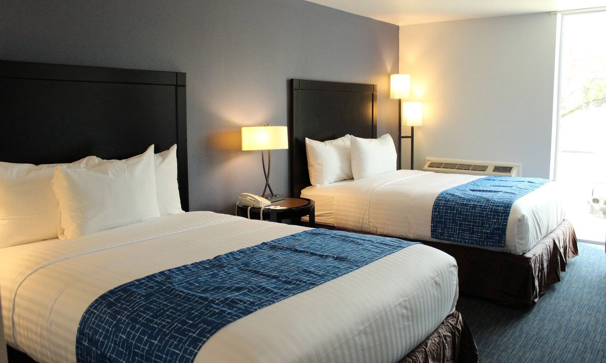 Racine Hotel | Travelodge by Wyndham Water’s Edge Hotel - Racine