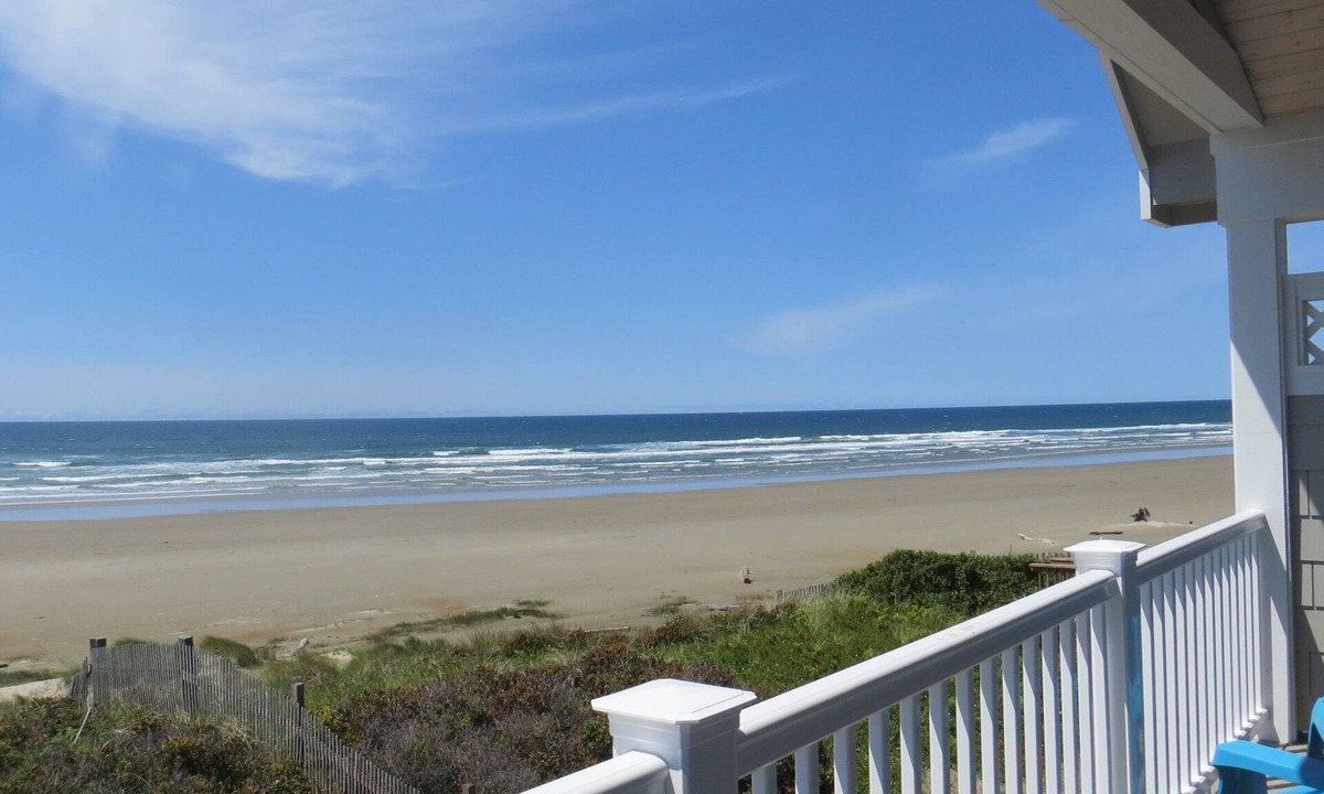 Florence House | Traxlers Surfside Cottage-Beachfront Bliss Awaits