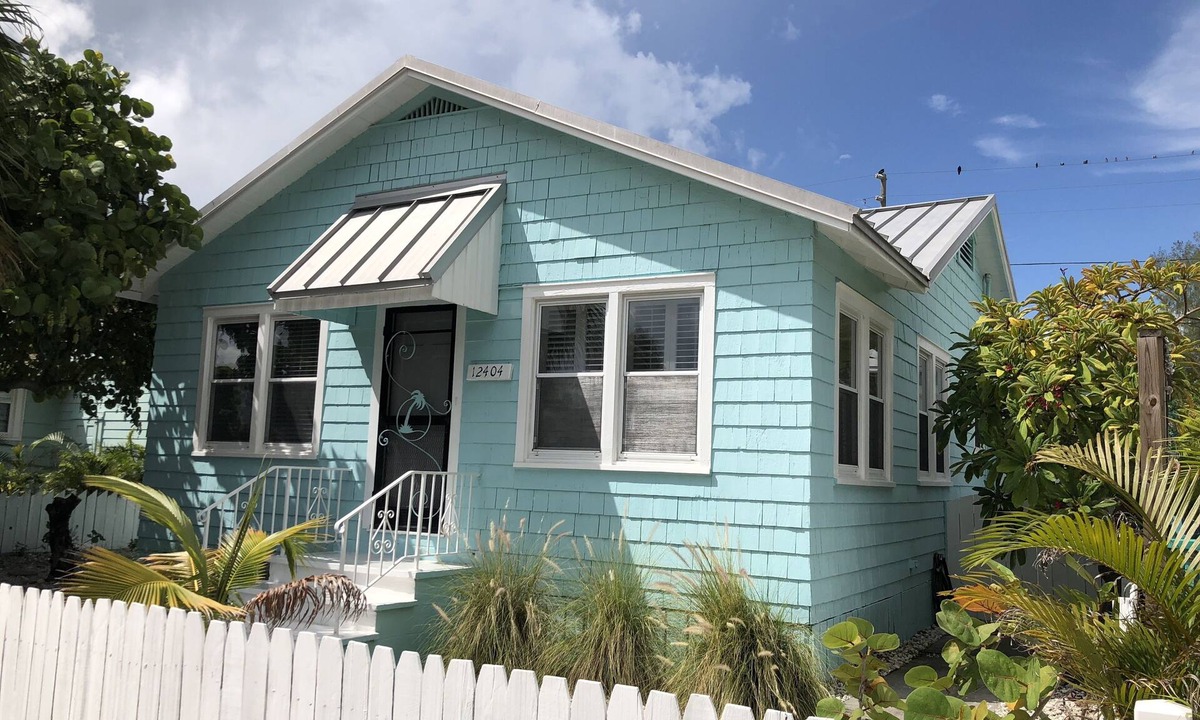 Treasure Island House | Treasure Island Beach Cottage Steps from Beach Access