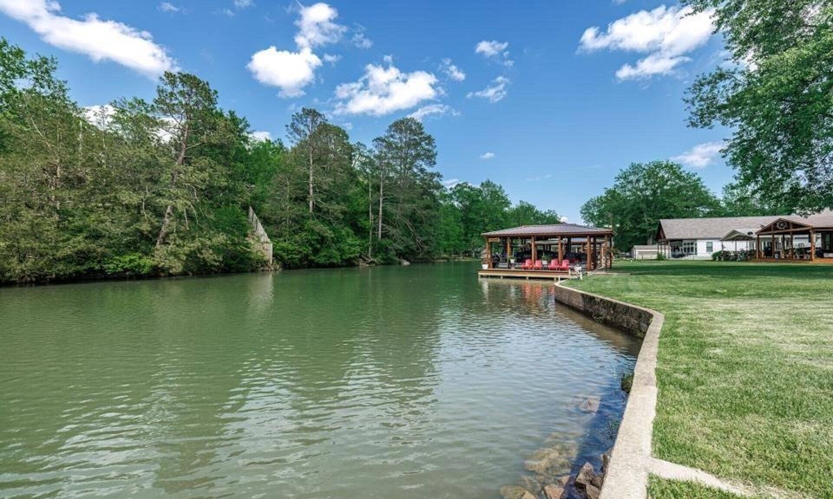Mid America House | Treasured Place on Treasure Isle - Lake Hamilton